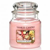 Świeca średnia Yankee Candle Fresh Cut Roses
