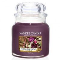 Świeca średnia Yankee Candle Moonlit Blossoms